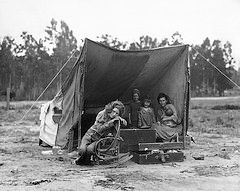 Dorothea Lange 1936 - Der 'schwarze Donnerstag' 24. Oktober 1929, an dem der Aktienmarkt in den USA zusammenbrach und eine Weltwirtschaftskrise auslöste, sollte Dorothea Langes Leben noch einmal erheblich verändern. Dorothea Lange Migrant Mother